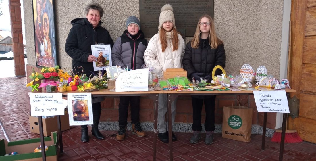 zdjęcie osób biorących udział w Jarmarku Wielkanocnym