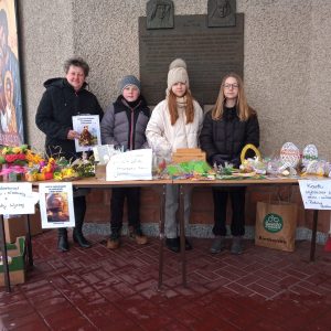 Jarmark Wielaknocny na rzecz dzieci chorych na dystrofię mięśniową zdjęcie osób biorących udział w Jarmarku Wielkanocnym