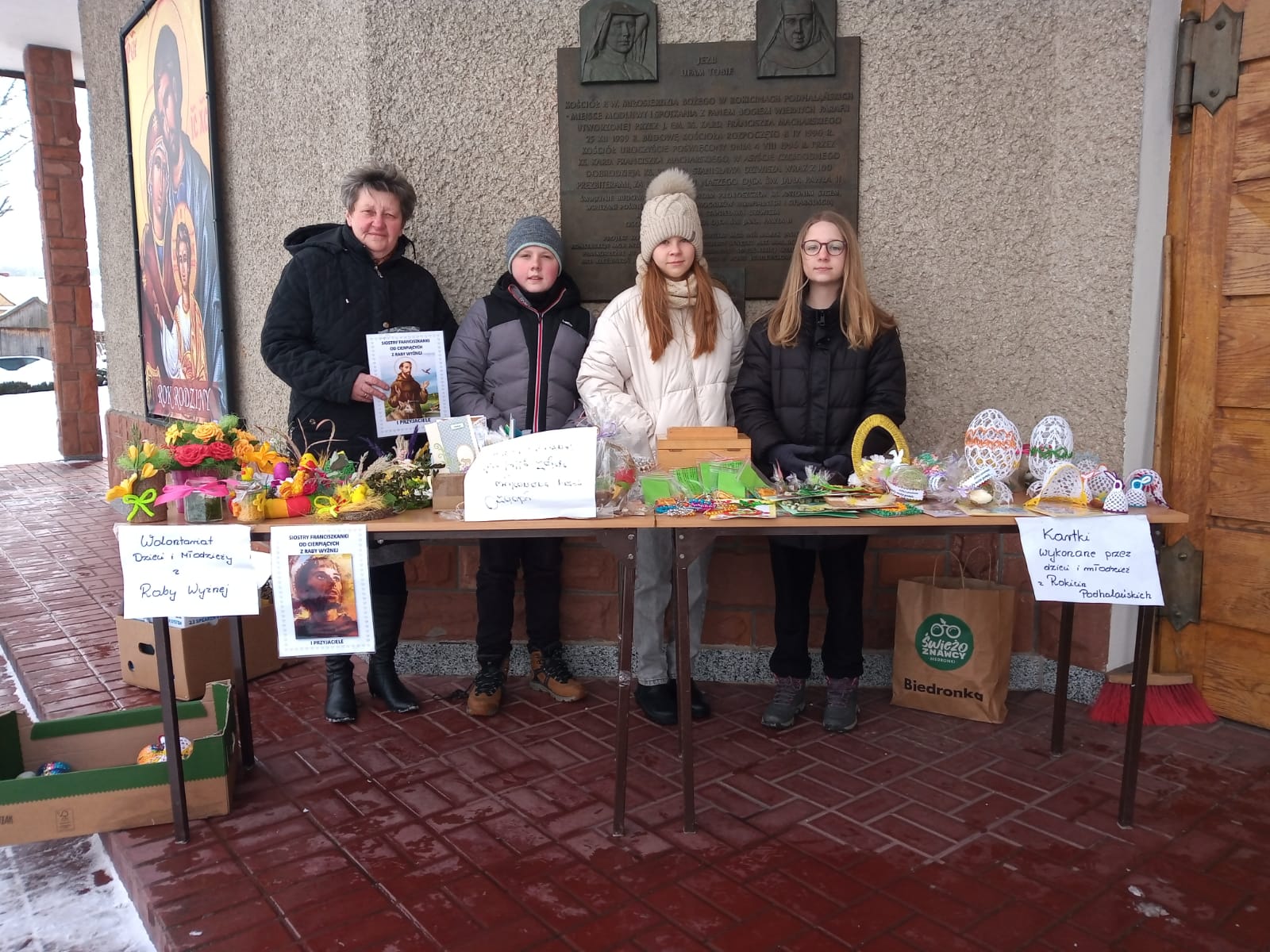 zdjęcie osób biorących udział w Jarmarku Wielkanocnym