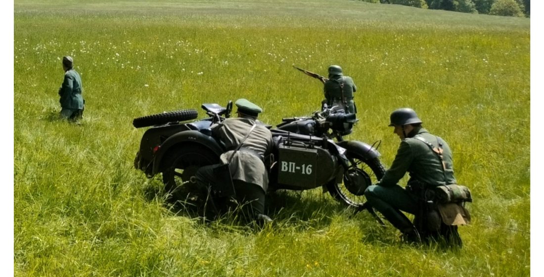 Kolarz zdjęć z Rajdu na temat II wojny światowej.