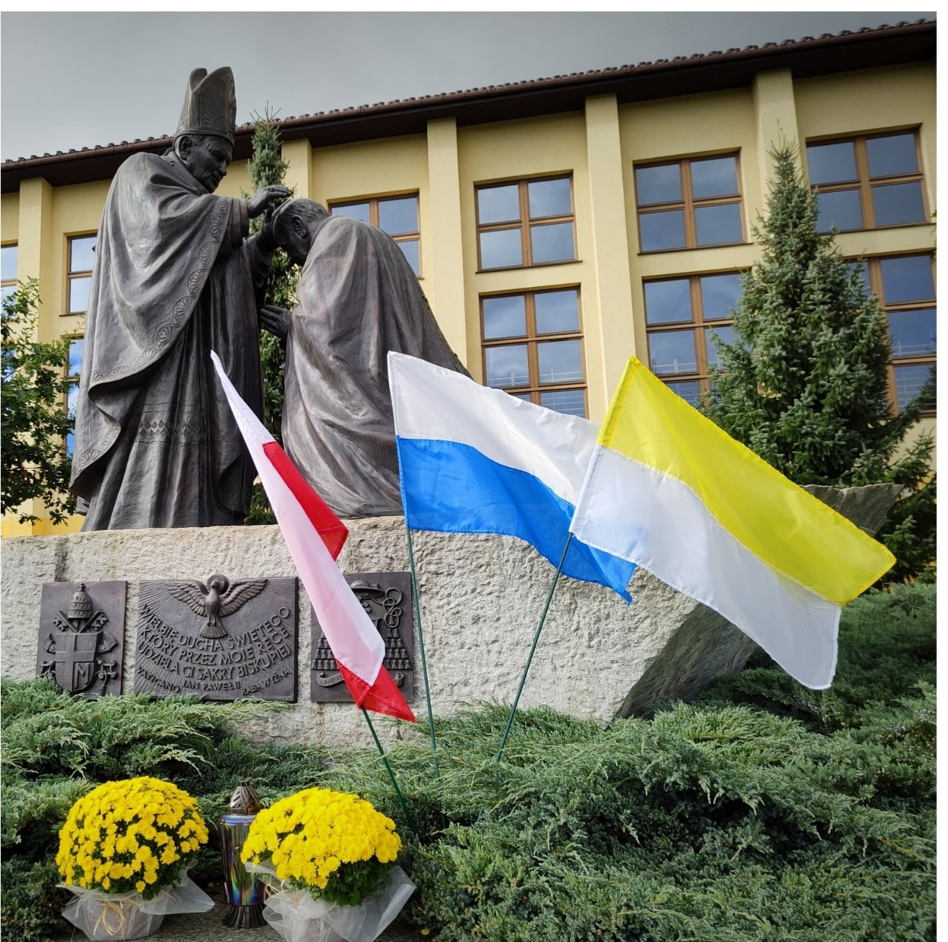 zdjęcie pomnika Ojca Świętego Jana Pawła II