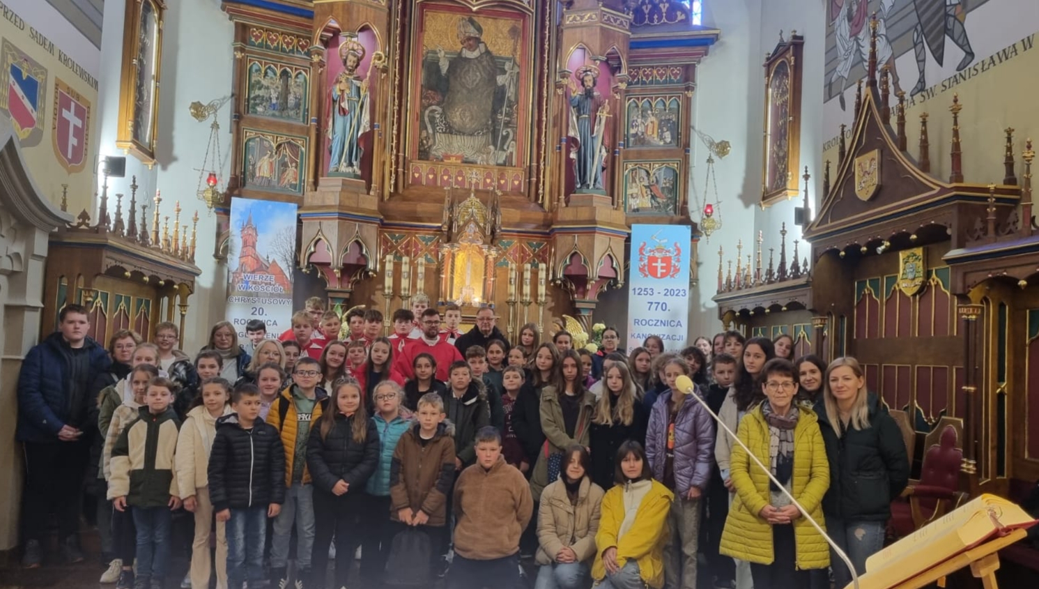 zdjęcie uczniów z pielgrzymki do Szczepanowa
