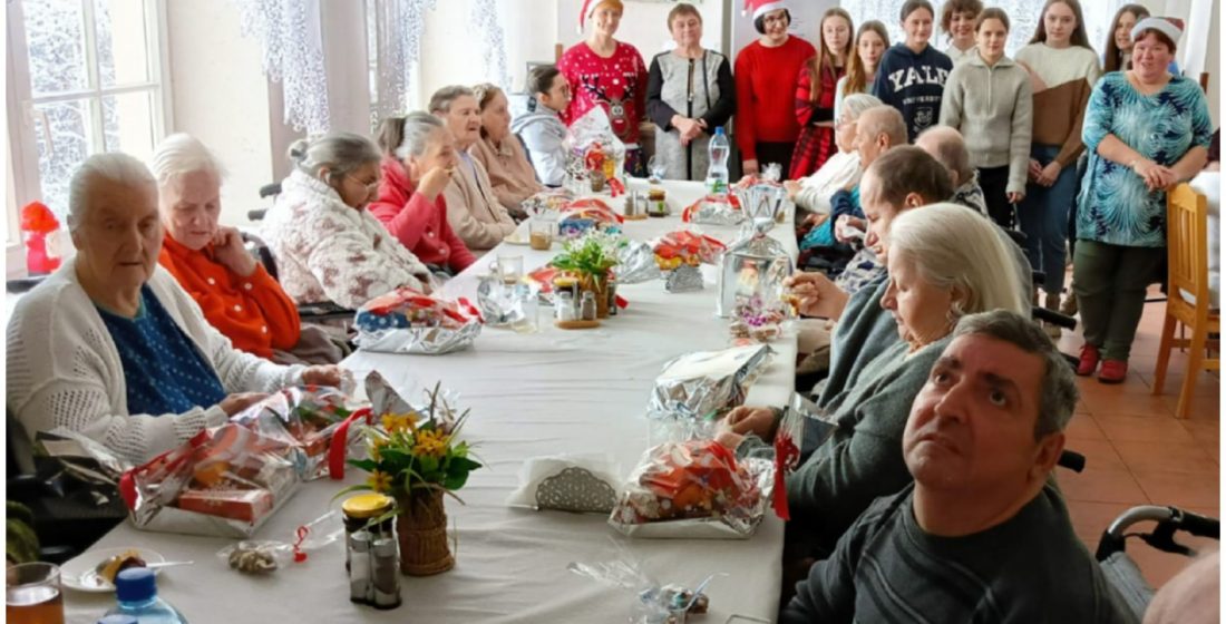 zdjęcie Wolontariuszy z podopiecznymi DPS-u