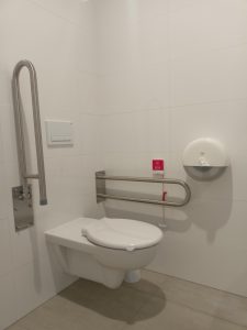 wyremontowana łazienka dla osób z niepełnosprawnościami