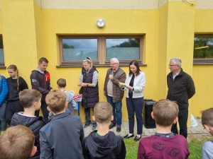 zdjęcie przedstawia organizatorów wręczających dyplomy za udział w zawodach