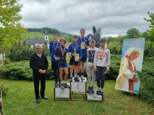 zdjęcie przedstawia zwycięzców na podium w kategorii chłopcy z klas IV-VI