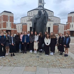 Finał Projektu "Mieć wyobraźnię miłosierdzia" w Krakowie zdjęcie Wolontariuszy biorących udział w finale Projektu "Mieć wyobraźnię miłosierdzia" w Krakowie