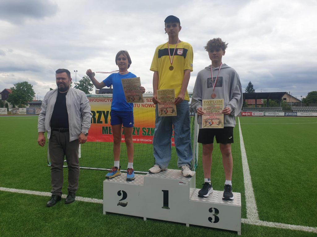 zdjęcie chłopców na podium