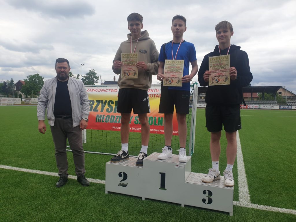 zdjęcie chłopców na podium