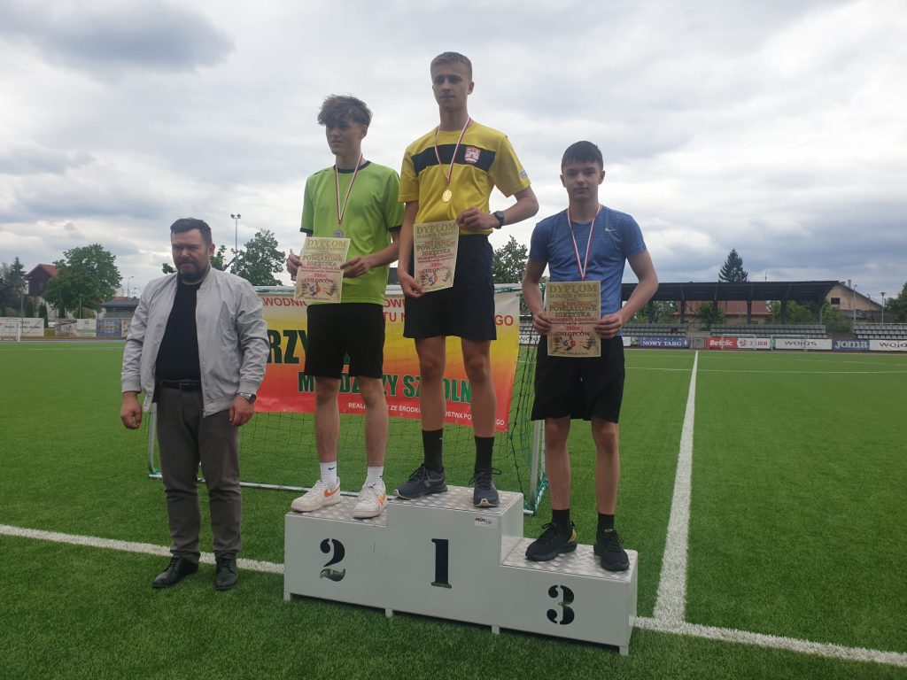 zdjęcie chłopców na podium