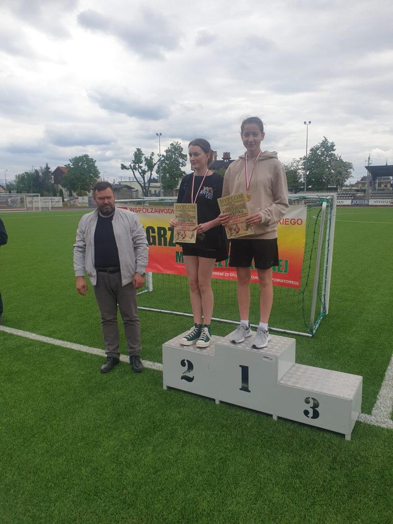 zdjęcie dziewcząt na podium