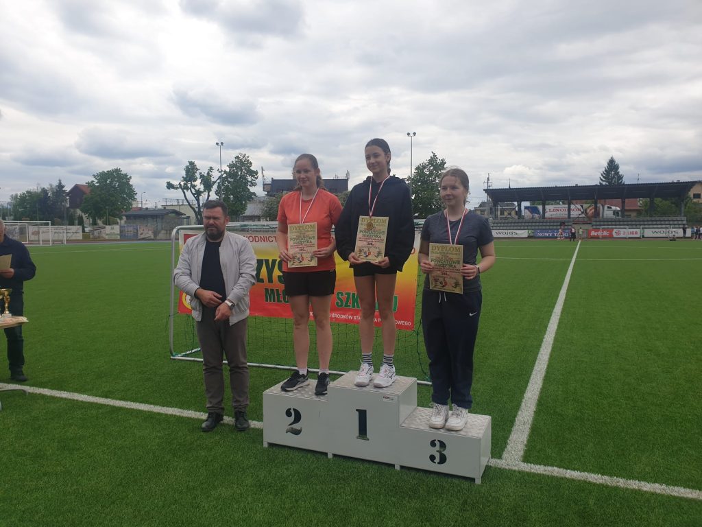 zdjęcie dziewcząt na podium