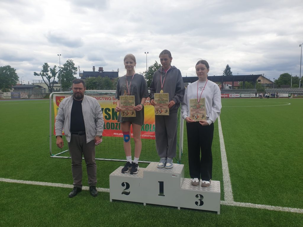 zdjęcie dziewcząt na podium