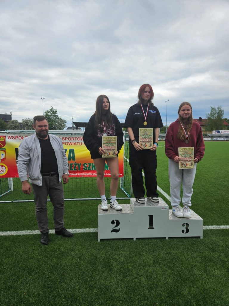 zdjęcie dziewcząt na podium