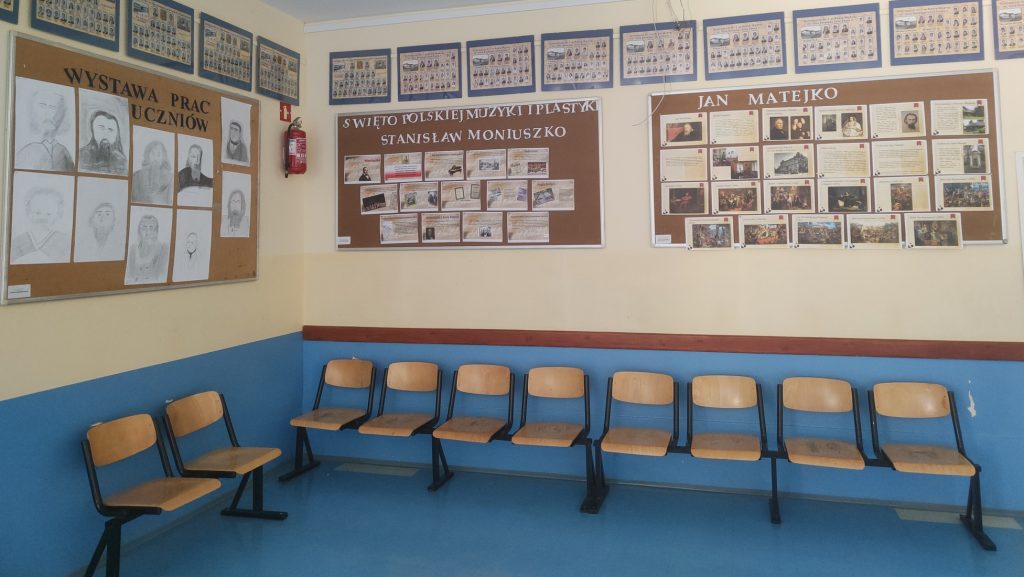 wystawa prac uczniów - portret Matejki i Moniuszki