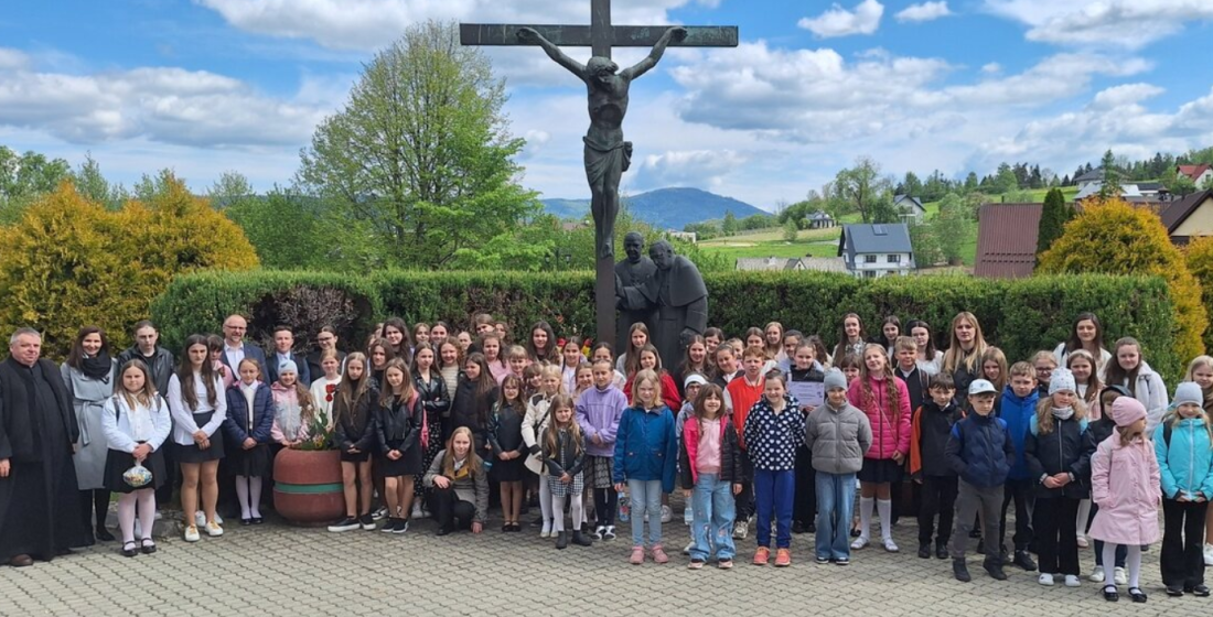 zdjęcie uczestników Gminnego Przeglądu Piosenki Religijnej pamięci Św. Jana Pawła II