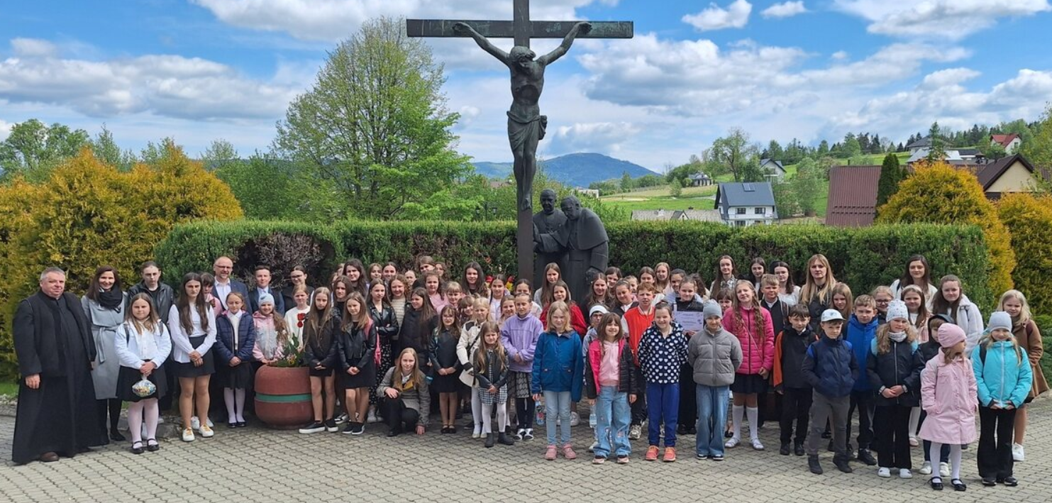 zdjęcie uczestników Gminnego Przeglądu Piosenki Religijnej pamięci Św. Jana Pawła II