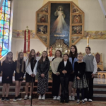 zdjęcie uczestniczek reprezentujących naszą szkołę w Gminnym Przeglądzie Piosenki Religijnej pamięci Św. Jana Pawła II