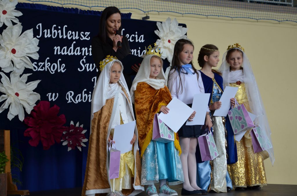 wręczenie nagród dla uczestników konkursu "Nasza Patronka - żywy obraz"