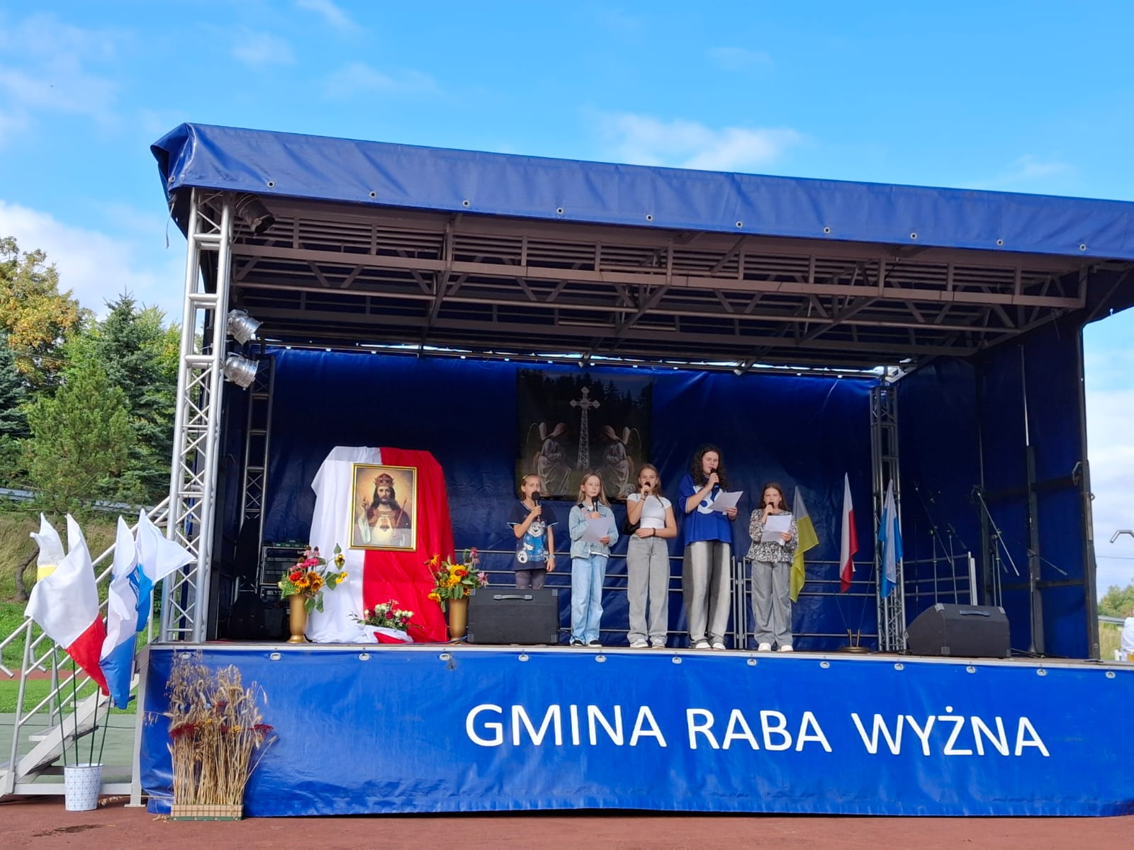 zdjęcie z występu uczennic w czasie obchodów 25 lecia Krzyża Milenijnego