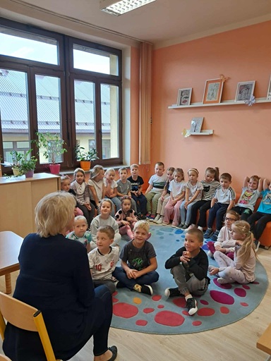 Pierwsza wizyta oddziału przedszkolnego w bibliotece