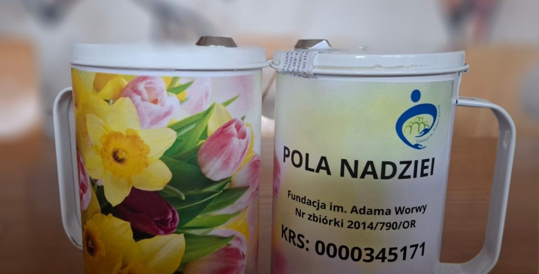 zdjęcie puszek z pieniędzmi z akcji "Pola nadziei"