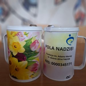 zdjęcie puszek z pieniędzmi z akcji "Pola nadziei"