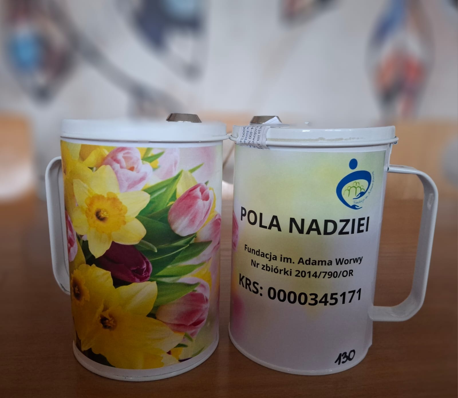 zdjęcie puszek z pieniędzmi z akcji "Pola nadziei"