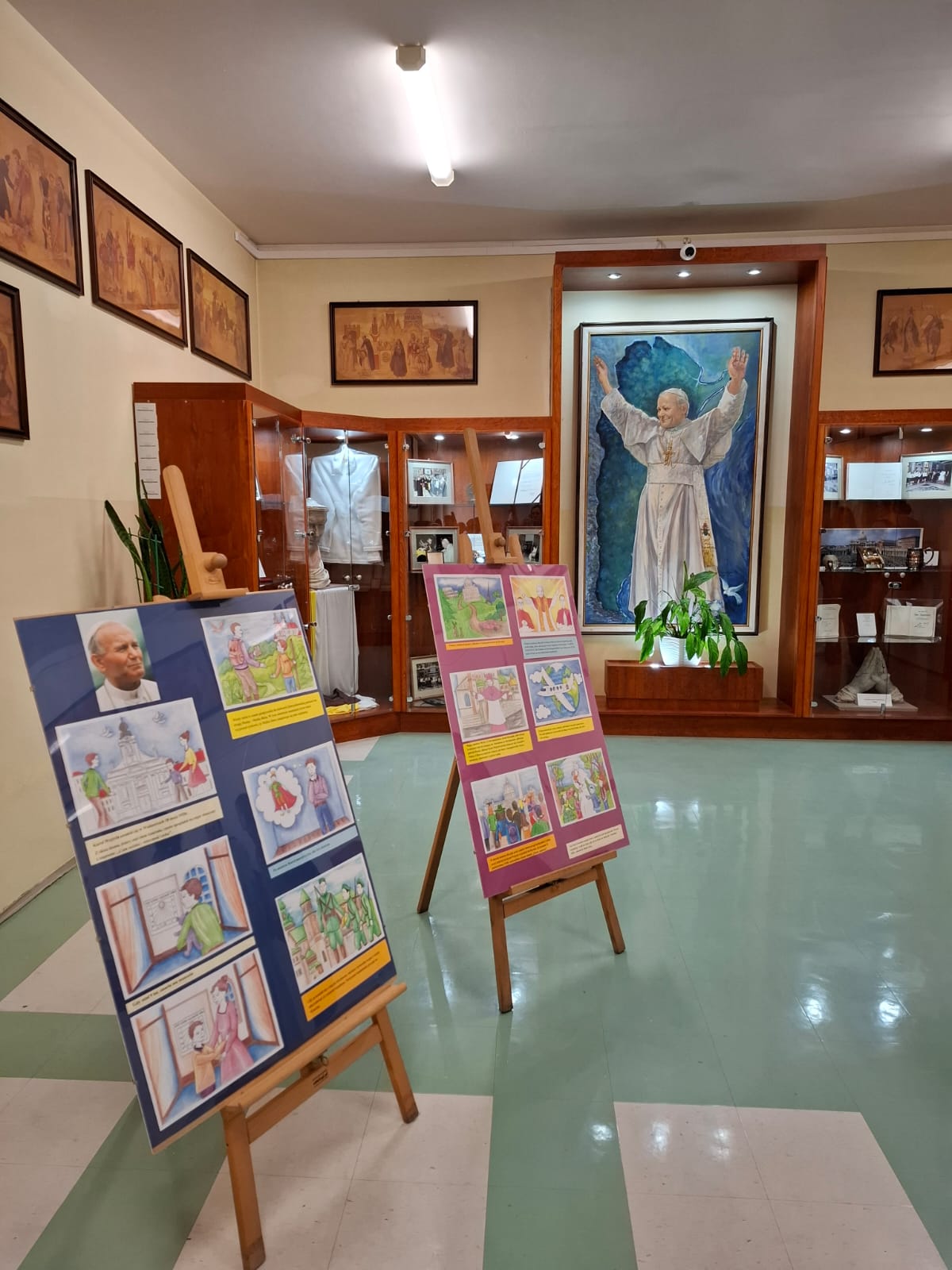 zdjęcie wystawy przygotowanej z okazji Dnia Papieskiego
