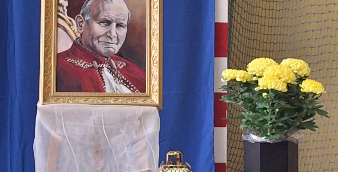 zdjęcie dekoracji przygotowanej na Konkurs Poetycki "Ojca Św. Imię nigdy nie zaginie"