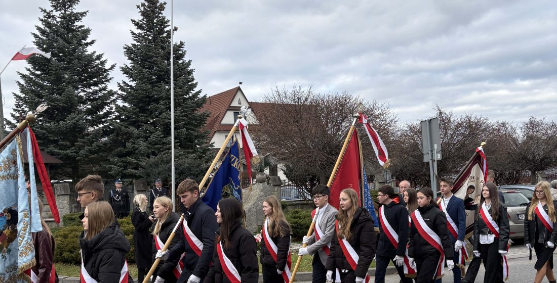 zdjęcie przedstawia poczty sztandarowe szkół z Gminy Raba Wyżna
