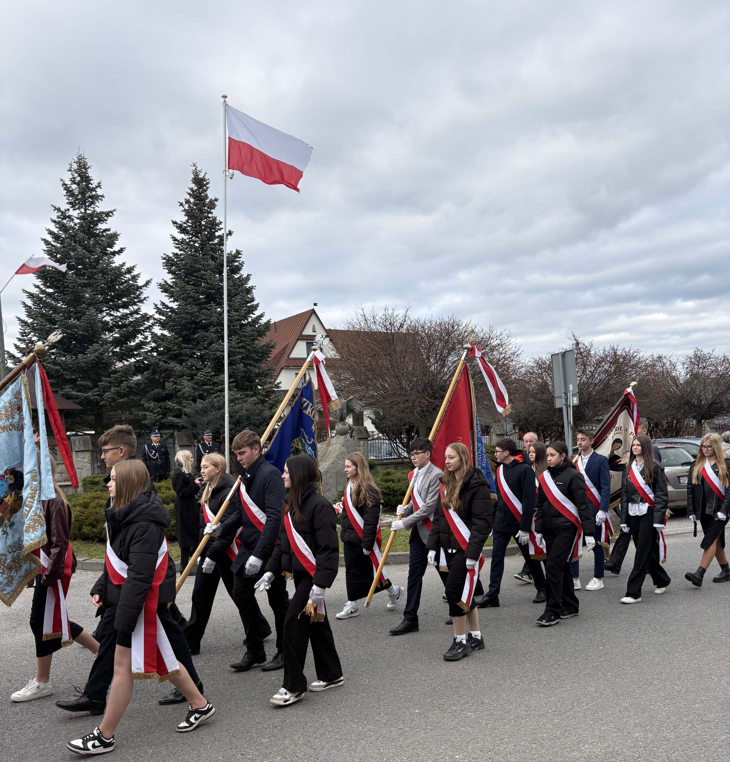 zdjęcie przedstawia poczty sztandarowe szkół z Gminy Raba Wyżna