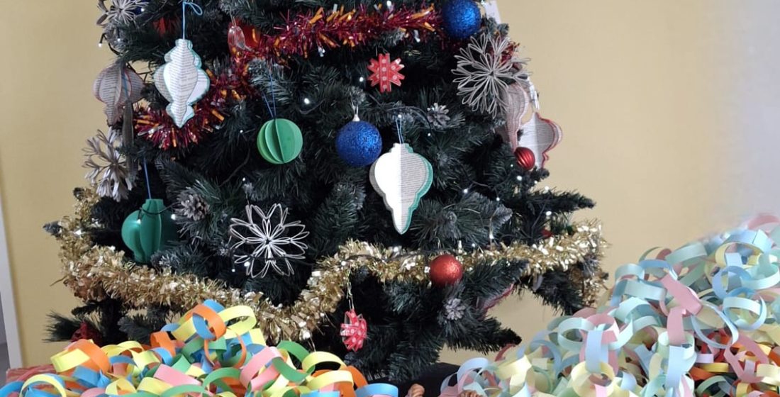 zdjęcie choinki i łańcucha dobra