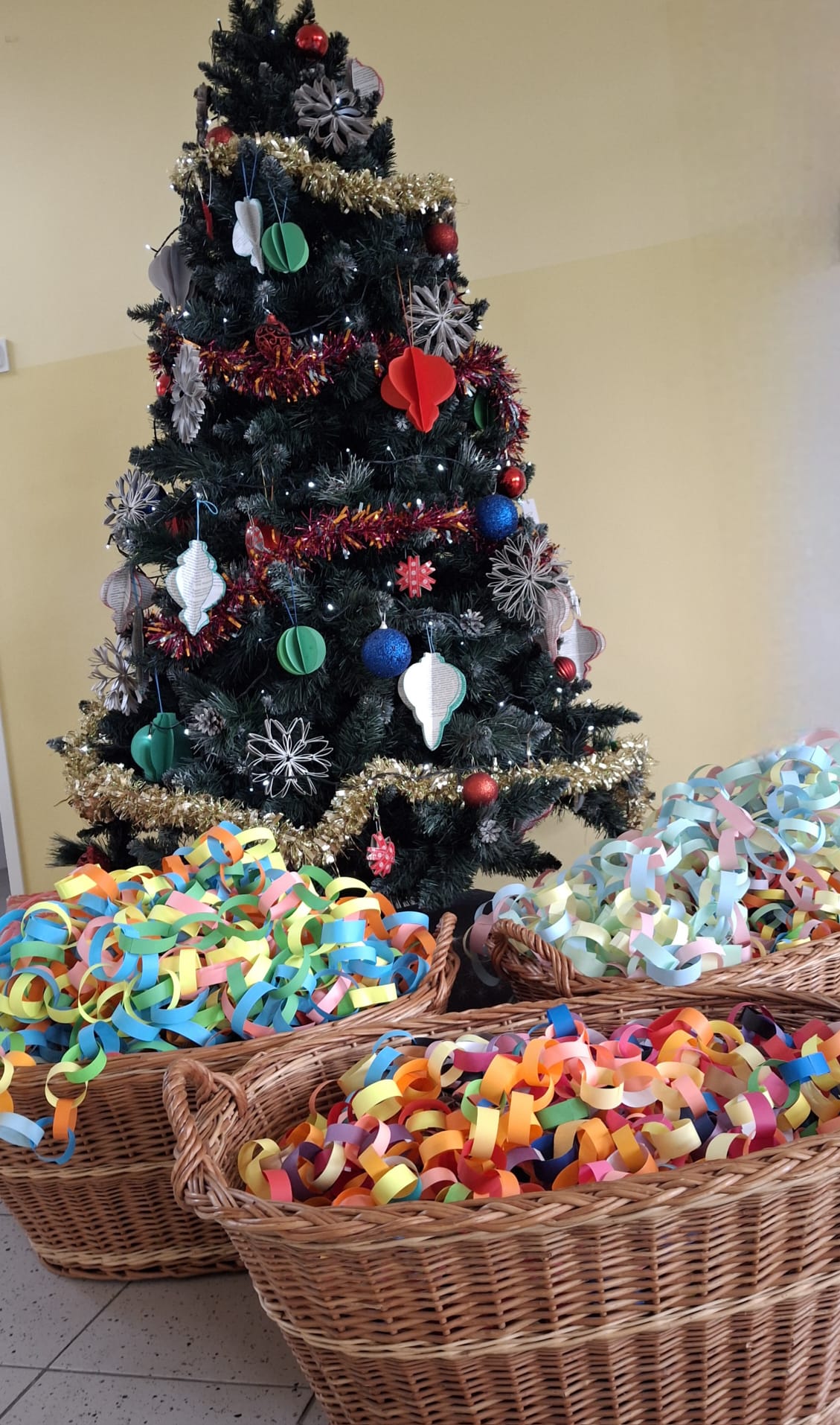 zdjęcie choinki i łańcucha dobra