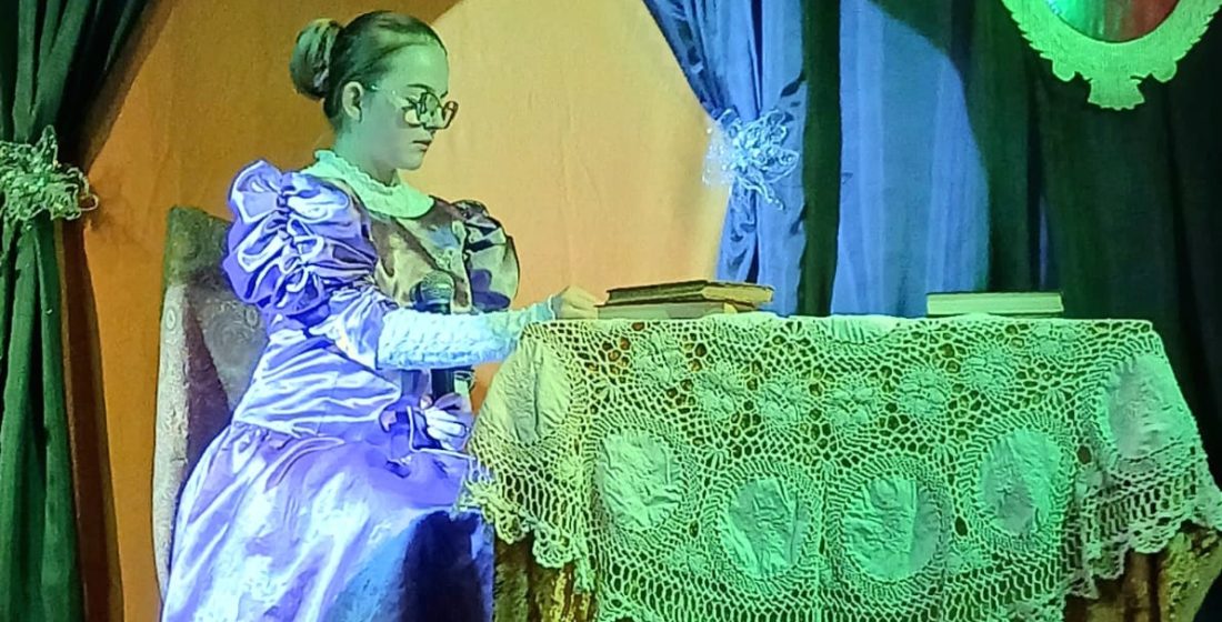 zdjęcie z przedstawienia jasełkowego zagranego na scenie Domu Parafialnego