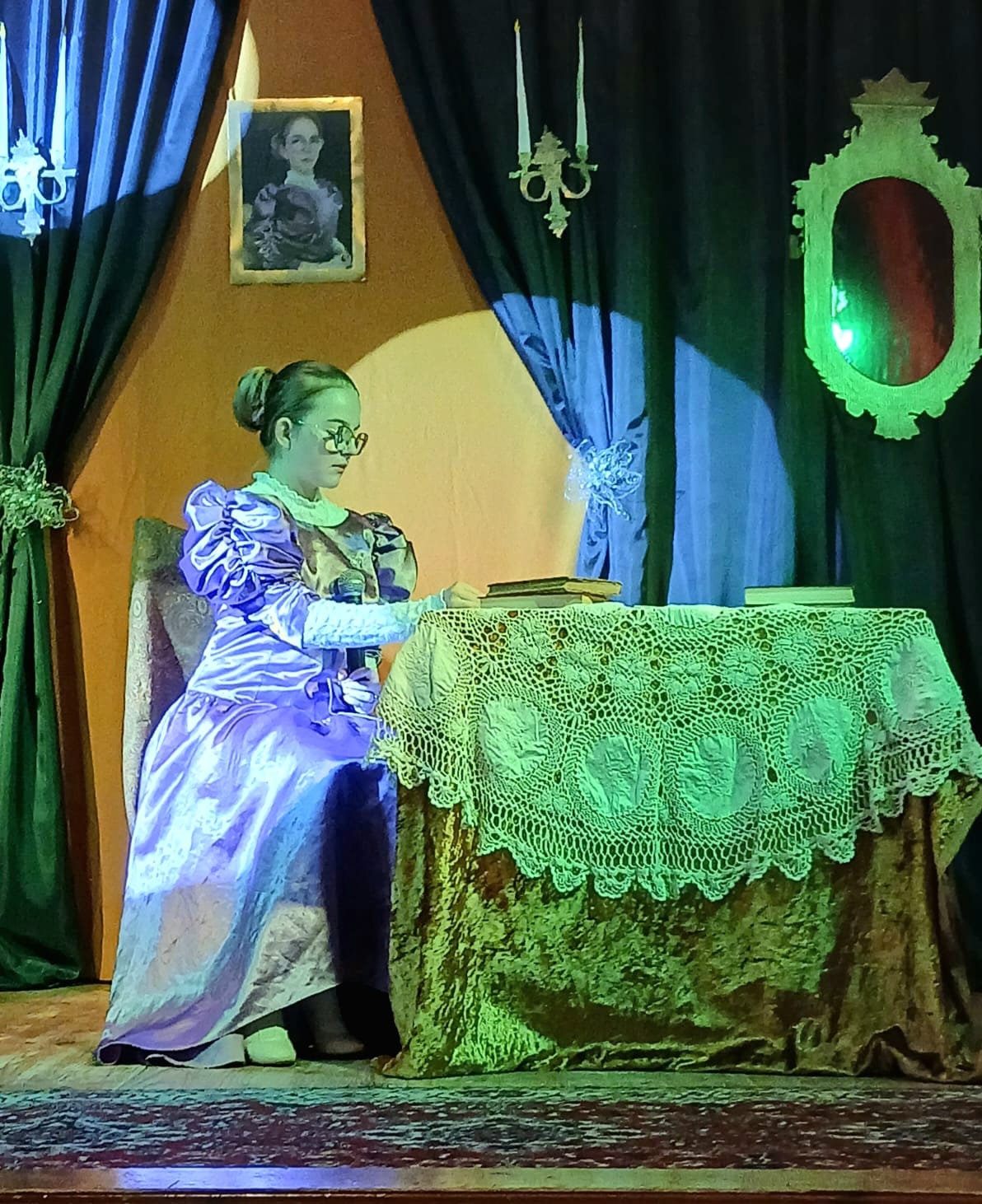 zdjęcie z przedstawienia jasełkowego zagranego na scenie Domu Parafialnego