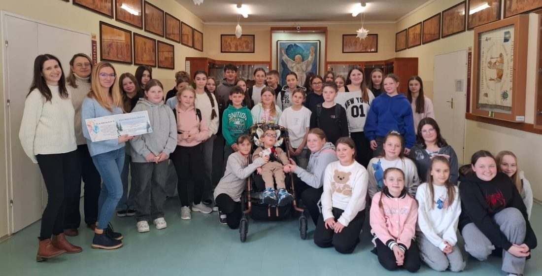 zdjęcie Wolontariuszy z Mikołajkiem i jego mamą