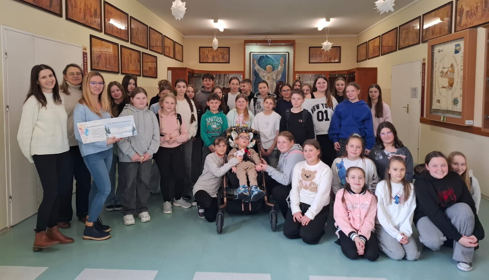 zdjęcie Wolontariuszy z Mikołajkiem i jego mamą