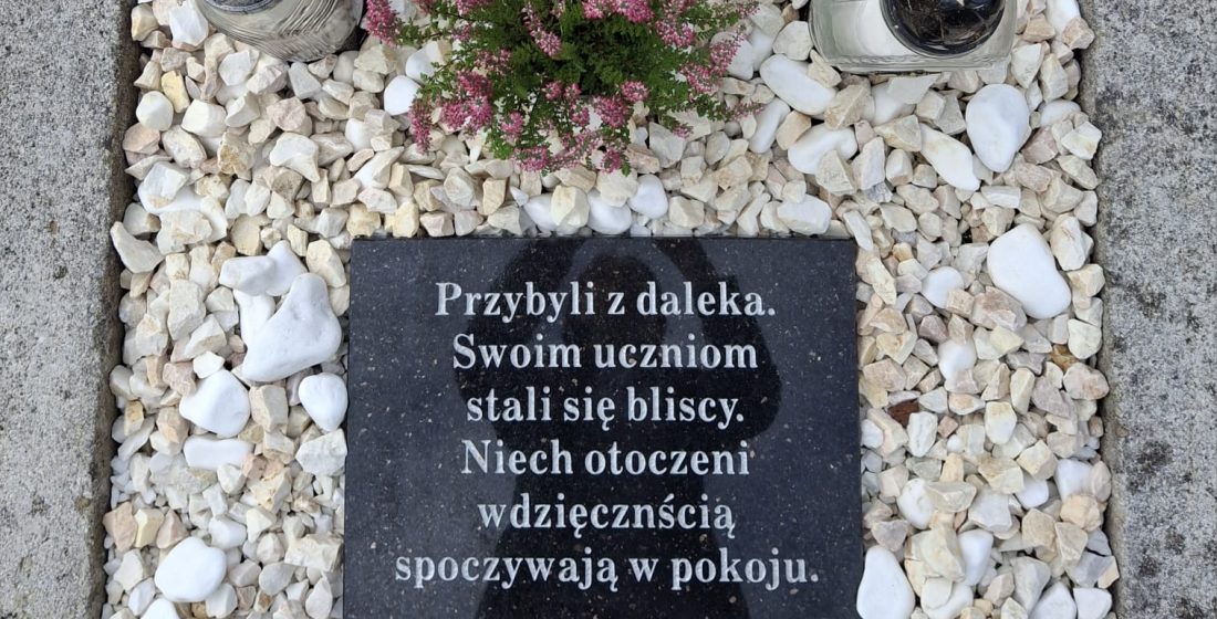 Zdjęcie nagrobka byłego Dyrektora naszej szkoły i jego małżonki