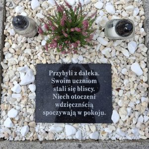 Akcja "Pamiętamy" Zdjęcie nagrobka byłego Dyrektora naszej szkoły i jego małżonki