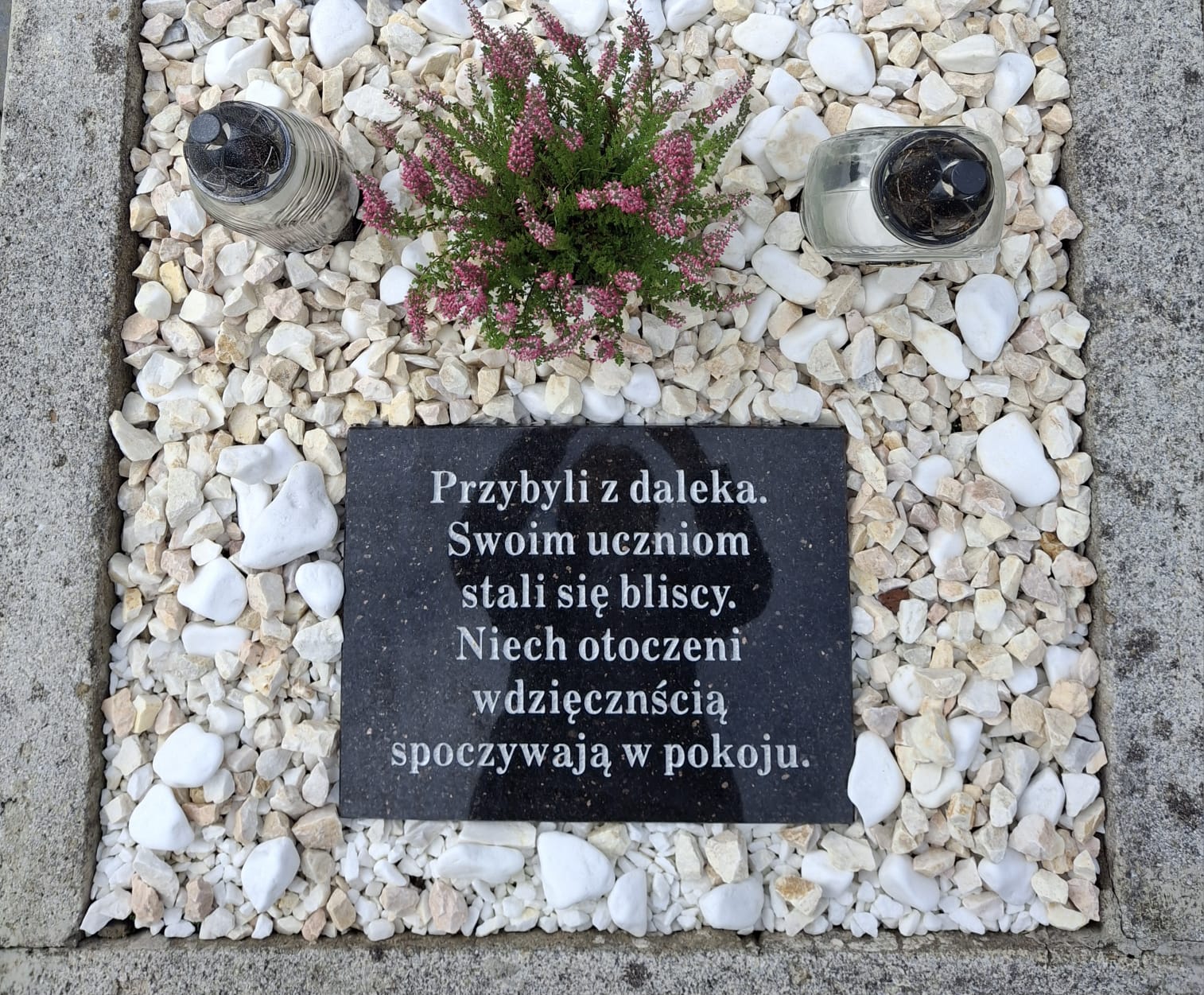 Zdjęcie nagrobka byłego Dyrektora naszej szkoły i jego małżonki