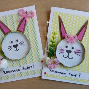 Zajączek Wielkanocny dla dzieci z dystrofią mięśniową zdjęcie kartek przygotowanych przez Wolontariuszy i dzieci ze szkolnej świetlicy na rzecz dzieci z dystrofią mięśniową