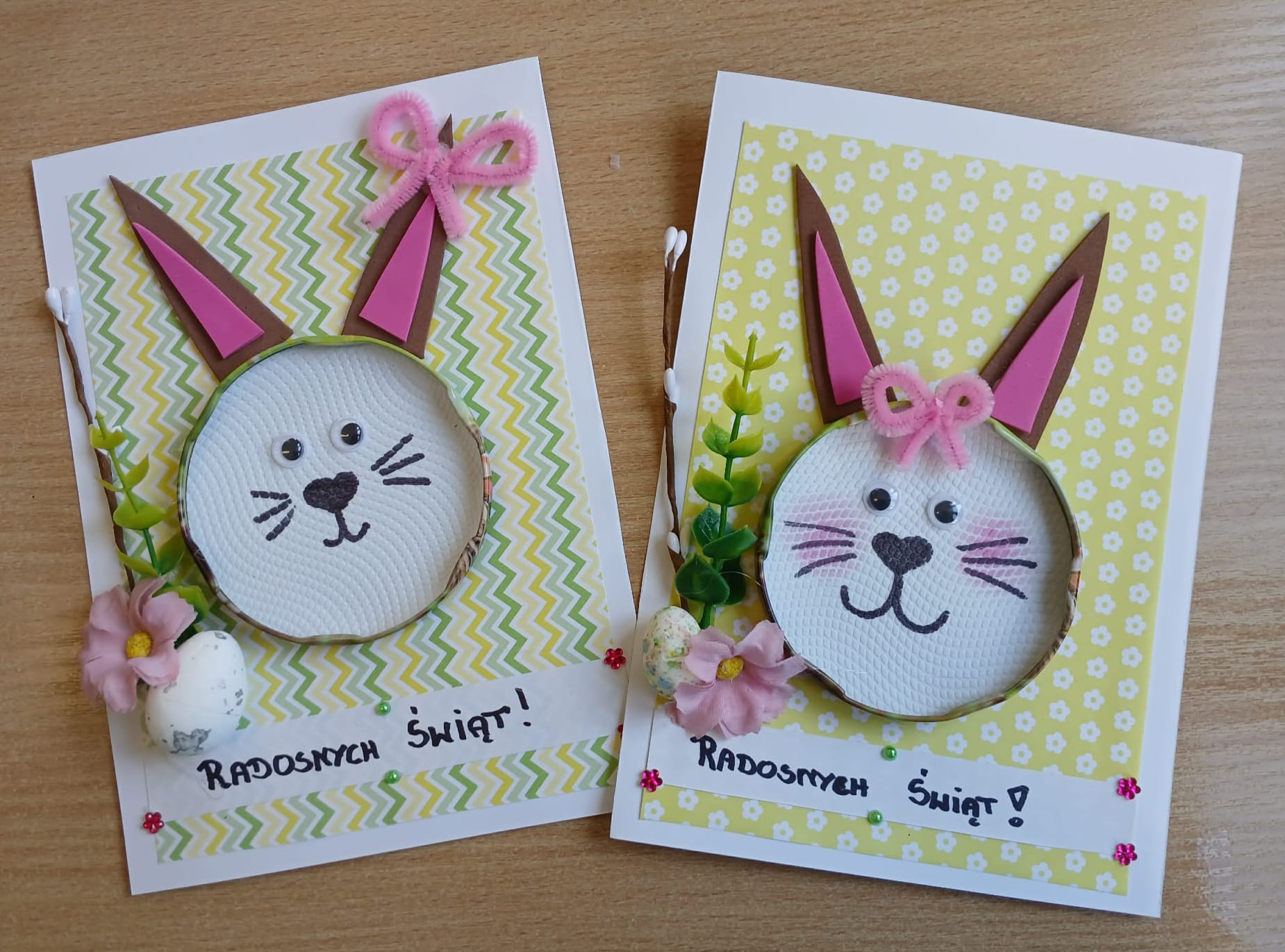 zdjęcie kartek przygotowanych przez Wolontariuszy i dzieci ze szkolnej świetlicy na rzecz dzieci z dystrofią mięśniową