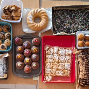 Ciasto na Święta Wielkiej Nocy zdjęcie świątecznych wypieków przygotowanych przez Wolontariuszy dla podopiecznych GOPS-u