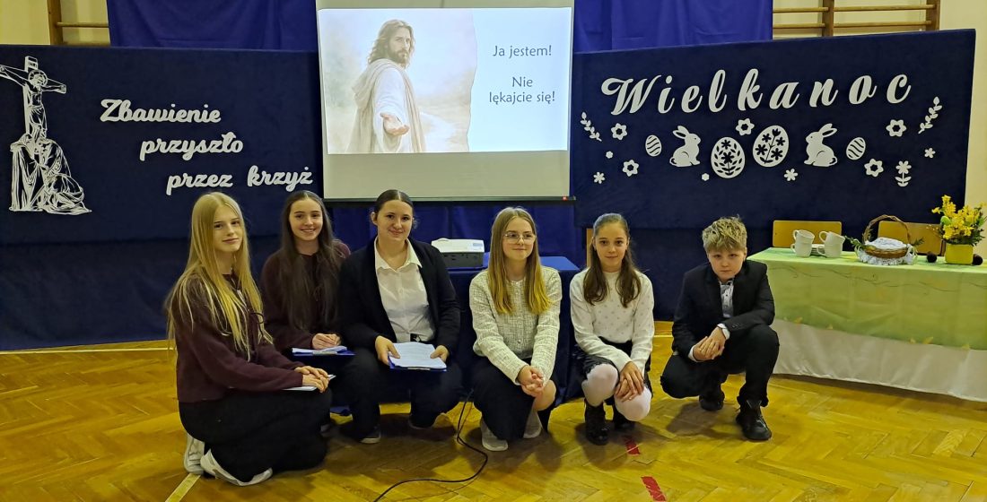 Zdjęcie uczniów biorących udział w przedstawieniu Wielkanocnym