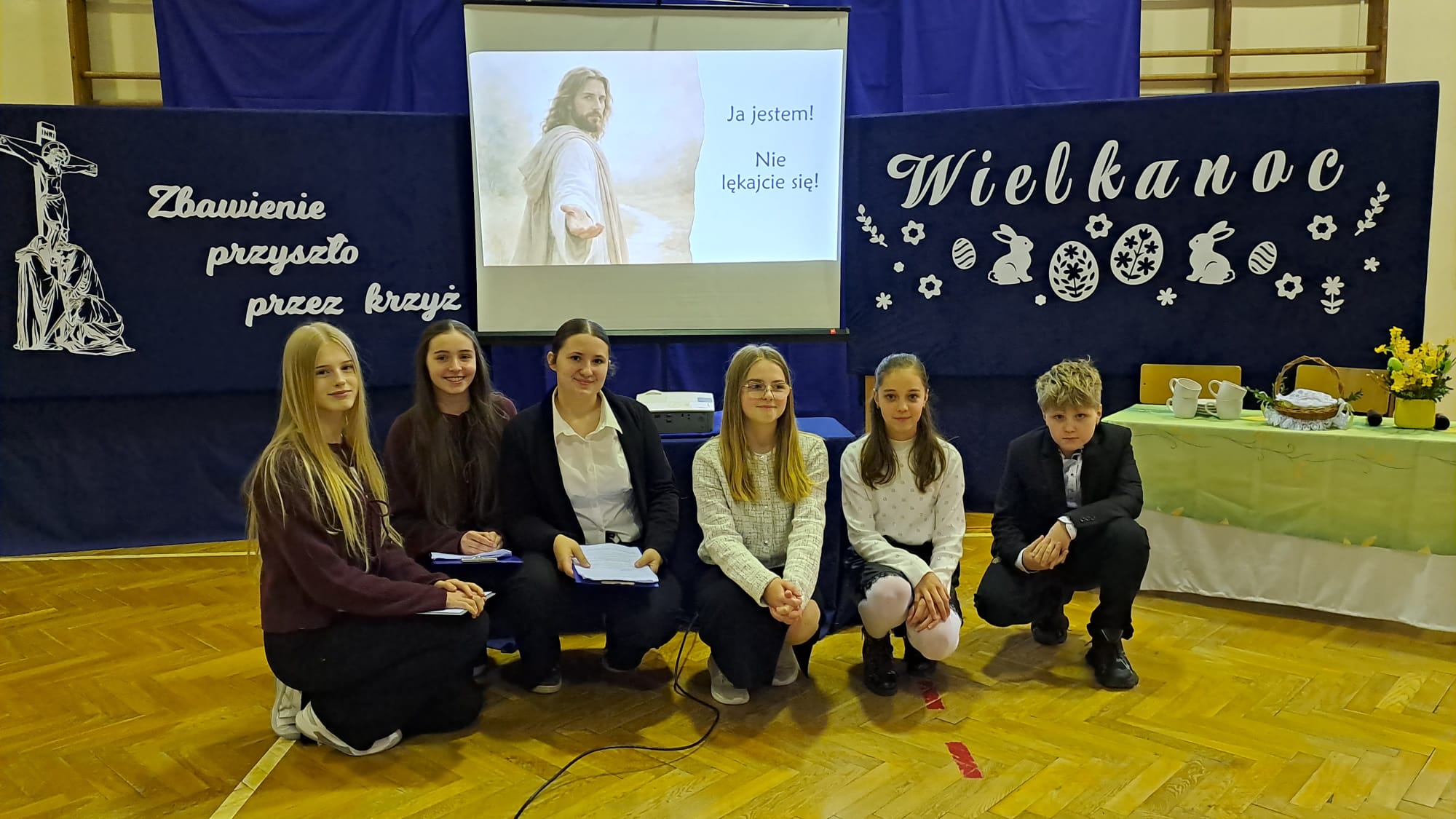 Zdjęcie uczniów biorących udział w przedstawieniu Wielkanocnym