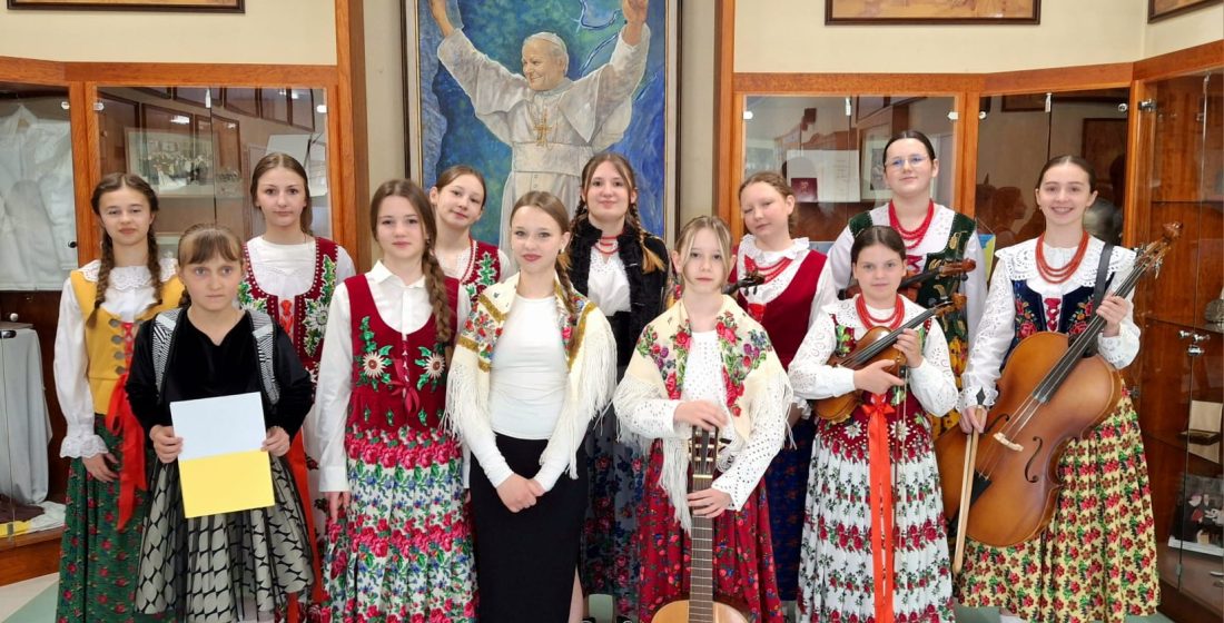 zdjęcie przedstawiające uczestników Gminnego Przeglądu Pieśni Religijnej w Rokicinach Podhalańskich