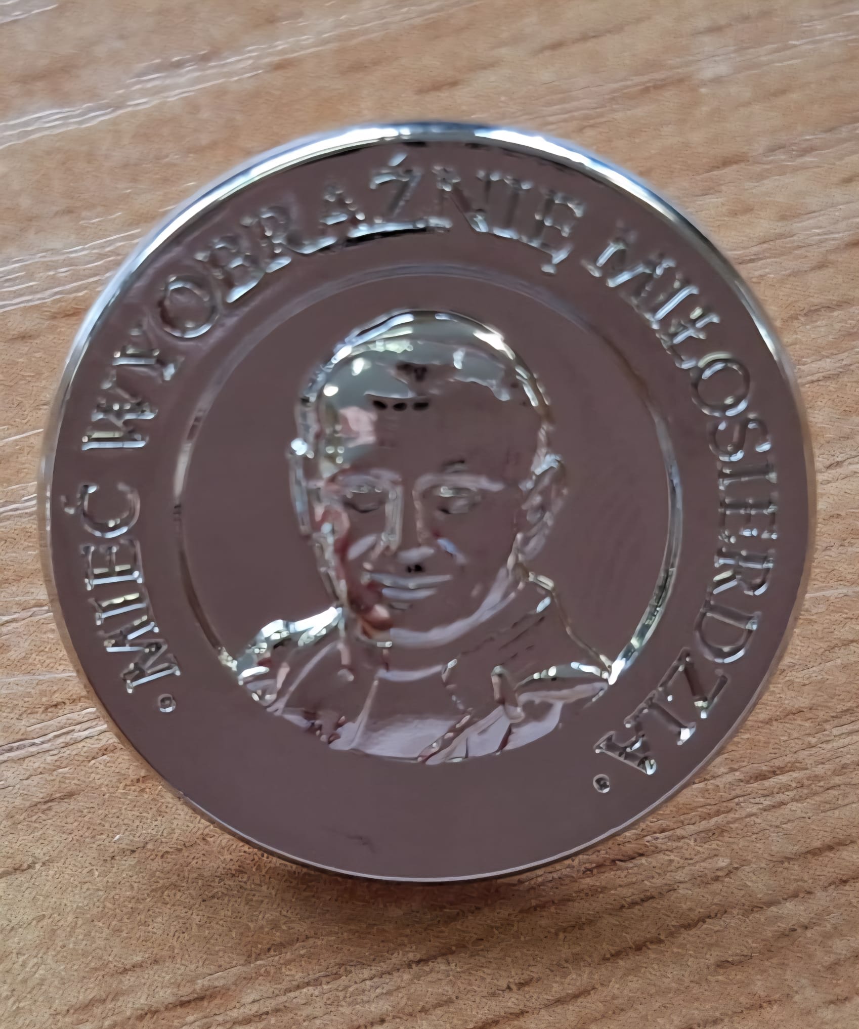 zdjęcie przypinki z Janem Pawłem II