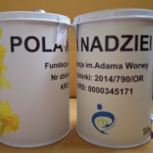 Akcja Pola Nadziei Zdjęcie puszek z zebranymi pieniędzmi