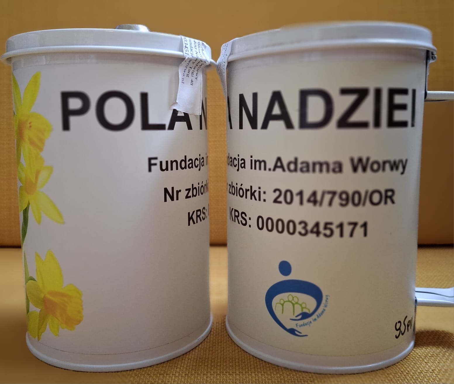 Zdjęcie puszek z zebranymi pieniędzmi